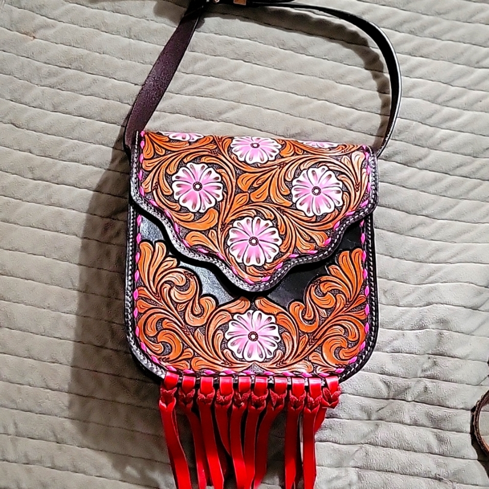 ❤️ Tooled, vegan leather.